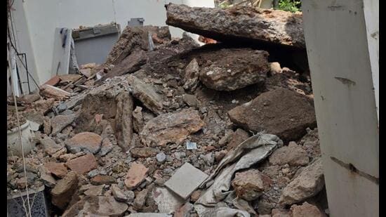 Residents said several ageing buildings in the colony appear structurally unsafe and called for a comprehensive survey by authorities. (HT)