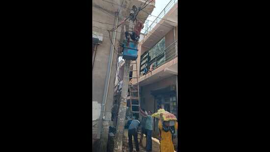 The step came two days after Paschimanchal Vidyut Vitran Nigam Limited (PVVNL) officials disconnected thousands of unauthorised connections in Chhajarsi colony and other parts of the Hindon floodplains. (HT Photo)
