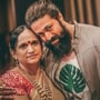 মায়ের সঙ্গে টক্সিক তারকা যশ। 