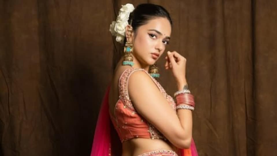 <p>లంగావోణీలో పరువాలు పరిచేసింది శ్రీ సత్య. ఇవాళ (ఆగస్టు 31) తన ఇన్ స్టాగ్రామ్ అకౌంట్లో ఈ ఫొటోలు పోస్తు చేసింది ఈ బ్యూటీ. </p>(instagram-Sri Satya)