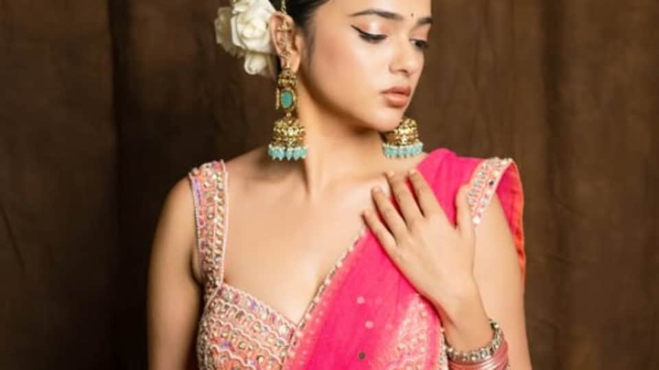 <p>బిగ్ బాస్ బ్యూటీ శ్రీ సత్య లంగావోణీలో మెరిసిపోయింది. సంప్రదాయబద్ధమైన దుస్తుల్లో వైరల్ గా మారింది. </p>