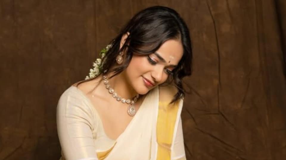 <p>నిన్నే పెళ్లాడతా, అత్తారింట్లో అక్కాచెల్లెలు, త్రినయని లాంటి సీరియల్స్ తో పాపులారిటీ సంపాదించుకుంది శ్రీ సత్య. </p>(instagram-Sri Satya)