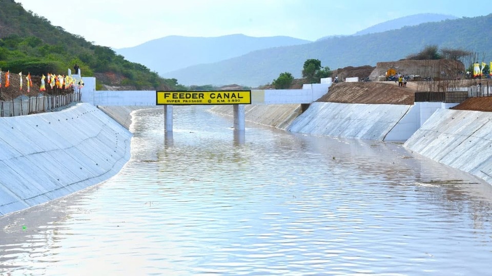 <p>ఈ ప్రాజెక్టు పూర్తిస్థాయిలో అందుబాటులోకి వస్తే ప్రకాశం, మార్కాపురం, నెల్లూరు, కడప జిల్లాల పరిధిలోని 30 మండలాలకు చెందిన 4.47 లక్షల ఎకరాలకు సాగునీరు అందుతుంది. అలాగే ఫ్లోరైడ్ ప్రభావిత ప్రాంతాలతో సహా దాదాపు 23 లక్షల మంది ప్రజలకు స్వచ్ఛమైన తాగునీరు లభిస్తుంది.</p>