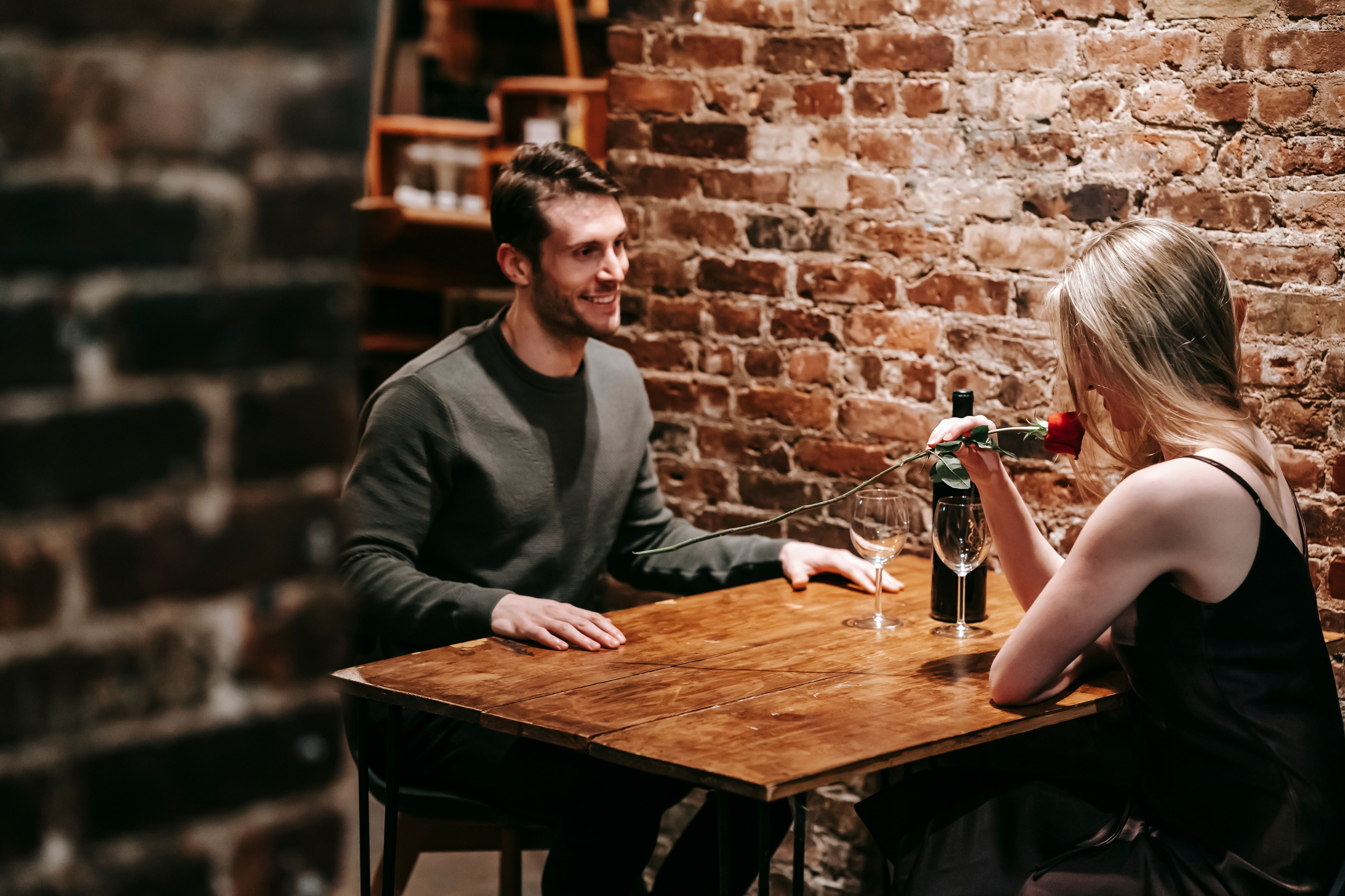 It doesn't matter who eventually pays on a first date. What matters is that both people are willing to offer. (Pexel) It doesn't matter who eventually pays on a first date. What matters is that both people are willing to offer. (Pexel)