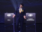 Brazilian presidential candidate Renan Santos gestures next to empty podiums of candidates Flavio Bolsonaro and Luiz Inacio Lula da Silva on the day of a presidential debate ahead of the national election in Sao Paulo, Brazil, August 23, 2026. REUTERS/Jean Carniel TPX IMAGES OF THE DAY(REUTERS)