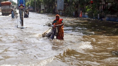 আলিপুর আবহাওয়া দফতরের শেষ পাওয়া তথ্য অনুযায়ী, গত প্রায় ৪৮ ঘণ্টা ধরে দক্ষিণবঙ্গের উপর কার্যত স্থির হয়ে রয়েছে নিম্নচাপটি। আলিপুর আবহাওয়া দফতরের শেষ পাওয়া তথ্য অনুযায়ী, গত প্রায় ৪৮ ঘণ্টা ধরে দক্ষিণবঙ্গের উপর কার্যত স্থির হয়ে রয়েছে নিম্নচাপটি।
