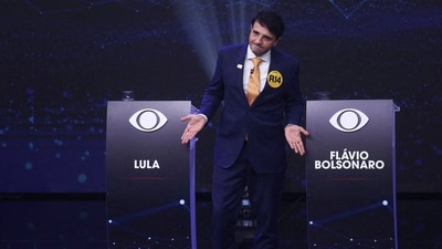 Brazilian presidential candidate Renan Santos gestures next to empty podiums of candidates Flavio Bolsonaro and Luiz Inacio Lula da Silva on the day of a presidential debate ahead of the national election in Sao Paulo, Brazil, August 23, 2026. REUTERS/Jean Carniel     TPX IMAGES OF THE DAY (REUTERS)