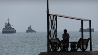 Vessels in the Strait of Hormuz are visible near the beach of Bandar Abbas, Iran, August 28. (via REUTERS)