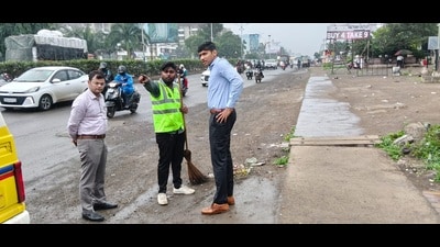 PMC additional commissioner Prajit Nair (right) and deputy commissioner Santosh Warule inspect garbage lifting work. (HT) PMC additional commissioner Prajit Nair (right) and deputy commissioner Santosh Warule inspect garbage lifting work. (HT)