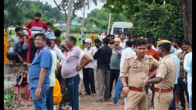 Police and locals at the site of latest blast at an illegal,firecracker factory in UP’s Kaushambi district on August 31. (HT photo) Police and locals at the site of latest blast at an illegal,firecracker factory in UP’s Kaushambi district on August 31. (HT photo)