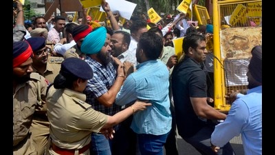 Police dispersing protesters as AAP and BJP workers clash during a demonstartion by the ruling party outside the BJP office. (Gurpreet Singh/HT) Police dispersing protesters as AAP and BJP workers clash during a demonstartion by the ruling party outside the BJP office. (Gurpreet Singh/HT)