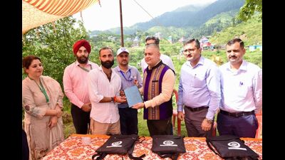 Population enumeration in the snow-bound areas of J&K covers 16 districts and 95 charges. (HT Photo) Population enumeration in the snow-bound areas of J&K covers 16 districts and 95 charges. (HT Photo)