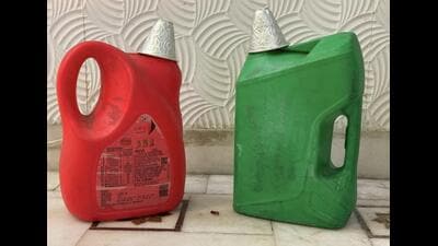 Red and green have long divided the shrine between its two saints. Hazrat Sarmad lies under a red chaadar, Hazrat Hare Bhare Shah under a green chaadar. (HT Photo) Red and green have long divided the shrine between its two saints. Hazrat Sarmad lies under a red chaadar, Hazrat Hare Bhare Shah under a green chaadar. (HT Photo)