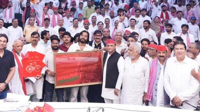 SP chief Akhilesh Yadav with workers and leaders at the party headquarters in Lucknow on Tuesday. (HT)
