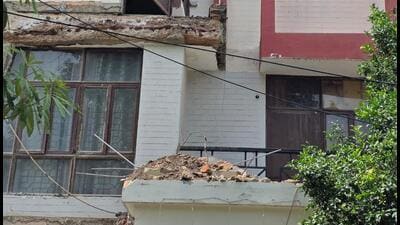The second-floor balcony allegedly gave way during an inspection, bringing down balconies on the floors below in a domino effect. (HT)