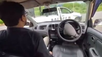The video has prompted hilarious reactions online. (X/@gharkekalesh) The video has prompted hilarious reactions online. (X/@gharkekalesh)