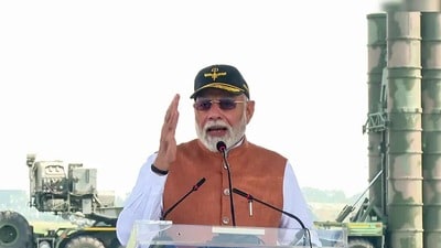 ভারতীয় বায়ুসেনার জন্য আরও পাঁচটি S-400 ‘ট্রায়াম্ফ’ ক্ষেপণাস্ত্র ব্যবস্থা বিক্রির প্রস্তাব দিয়েছে রাশিয়া।