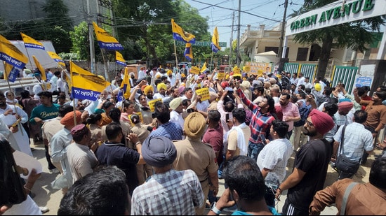 Aam Aadmi Party workers and local leadership staged a protest and raised slogans against the BJP outside the party's Bathinda office. (Sanjeev Kumar/ht)