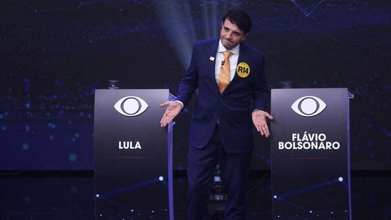 Brazilian presidential candidate Renan Santos gestures next to empty podiums of candidates Flavio Bolsonaro and Luiz Inacio Lula da Silva on the day of a presidential debate ahead of the national election in Sao Paulo, Brazil, August 23, 2026. REUTERS/Jean Carniel     TPX IMAGES OF THE DAY