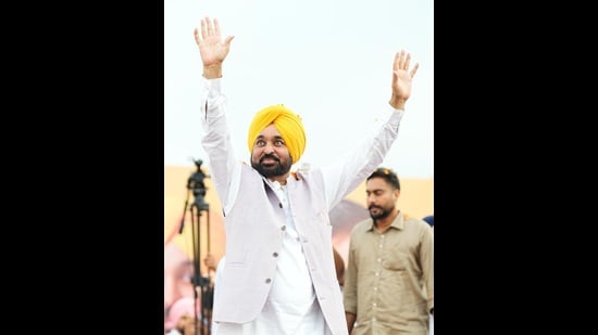 Directing officers to take the campaign to villages and blocks, the CM emphasised the participation of NGOs. (HT Photo)