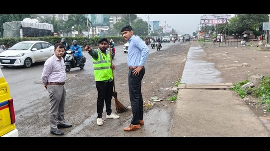 PMC additional commissioner Prajit Nair (right) and deputy commissioner Santosh Warule inspect garbage lifting work. (HT)