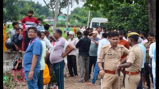 Police and locals at the site of latest blast at an illegal,firecracker factory in UP’s Kaushambi district on August 31. (HT photo)