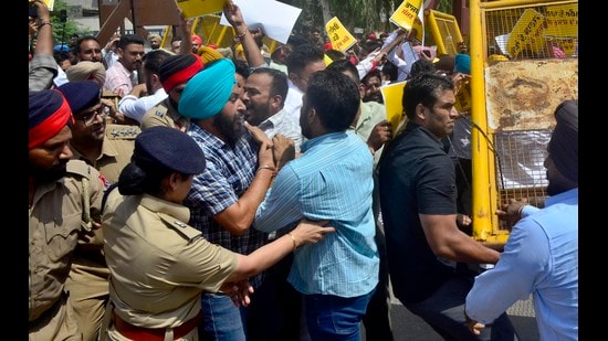 Police dispersing protesters as AAP and BJP workers clash during a demonstartion by the ruling party outside the BJP office. (Gurpreet Singh/HT)