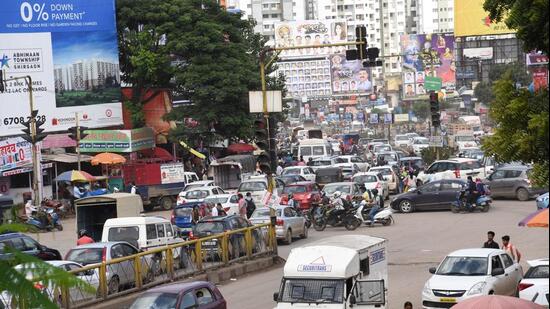 Pune district administration has prepared <span class='webrupee'>₹</span>450-crore plan to improve basic infrastructure in and around Hinjewadi, focusing on last-mile road connectivity, drainage, pedestrian facilities and roads. (HT FILE)