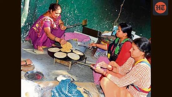 Teachers plan mass leave, mid-day meal workers will suspend meal preparation (HT FILE)