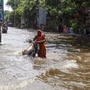 আলিপুর আবহাওয়া দফতরের শেষ পাওয়া তথ্য অনুযায়ী, গত প্রায় ৪৮ ঘণ্টা ধরে দক্ষিণবঙ্গের উপর কার্যত স্থির হয়ে রয়েছে নিম্নচাপটি।