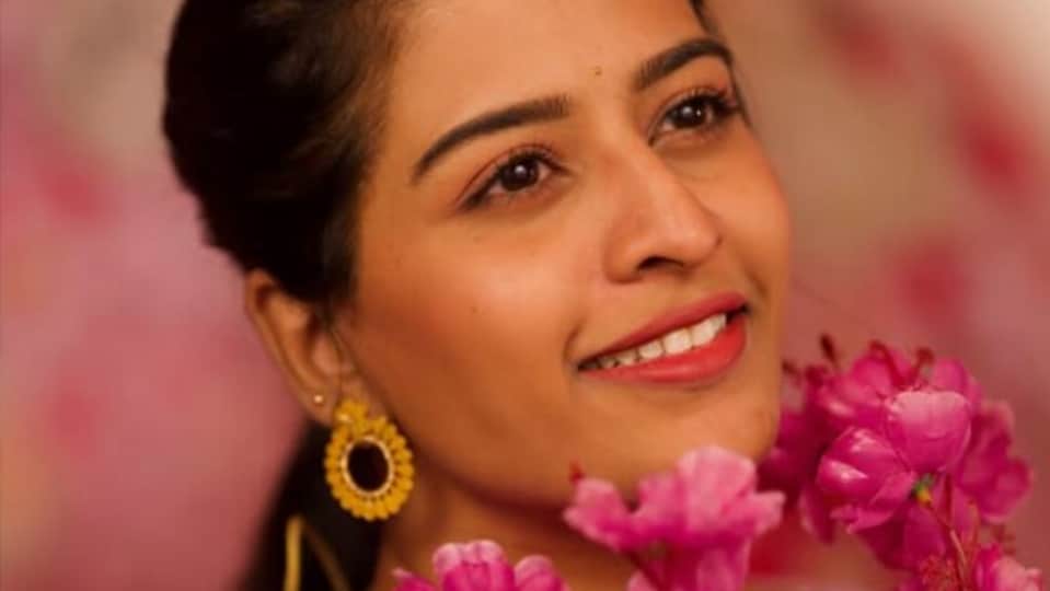 <p>‘ఎలారా ఇంత క్యూట్ గా’ అని ఇల్లు ఇల్లాలు పిల్లలు సీరియల్ లో నర్మదతో కలిసి యాక్ట్ చేసే అమూల్య (బిందు) కామెంట్ పెట్టింది. </p>(instagram-Thandra Anshu Reddy)
