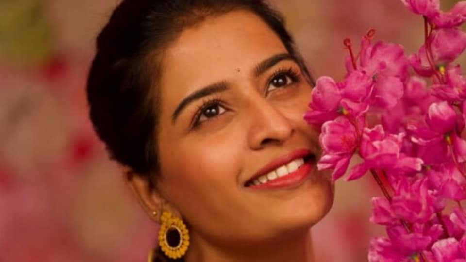 <p>పువ్వులతో అందంలో పోటీపడుతూ అన్షు రెడ్డి దిగిన ఫొటోలు వైరల్ అవుతున్నాయి. ఇవాళ (సెప్టెంబర్ 1) ఇన్ స్టాలో అన్షు పోస్టు చేసిన ఈ ఫొటోలకు కామెంట్ల వర్షం కురుస్తోంది. </p>(instagram-Thandra Anshu Reddy)