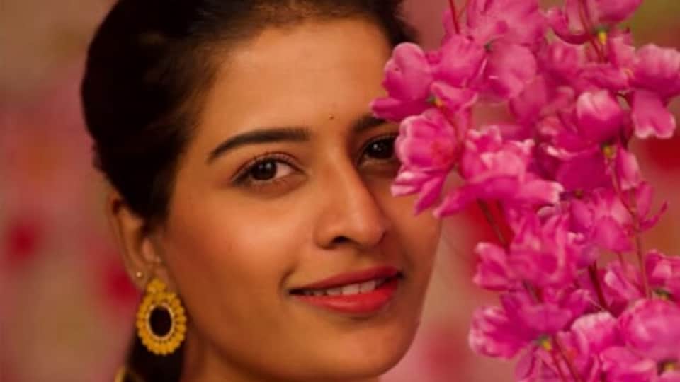 <p>స్టార్ మాలో ప్రసారమవుతున్న టాప్ సీరియల్స్ లో ఒకటైన ఇల్లు ఇల్లాలు పిల్లలులో రామరాజు నడిపి కోడలు నర్మదగా అన్షు నటిస్తోంది. </p>(instagram-Thandra Anshu Reddy)