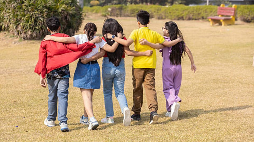 <p>విదుర నీతి ప్రకారం, మన ముందు మనల్ని పొగిడేవారే అత్యంత ప్రమాదకారులు. అలాంటి వారు మీ ముఖం ముందు తీయగా మాట్లాడతారు, వారి తీయని మాటలు విన్న తర్వాత వారి కంటే గొప్పవారు ఎవరూ లేరని మీరు అనుకుంటారు. కానీ వాస్తవానికి, వారికి మీపై అసూయ, మీ గురించి చెడు ఆలోచనలు ఉంటాయి. మీరు వారికి దూరంగా ఉన్న వెంటనే, వారు మీ వెనుక మీ గురించి చెడుగా మాట్లాడటం ప్రారంభిస్తారు. మొదటి అవకాశం దొరకగానే మీకు మరియు మీ కుటుంబం మొత్తానికి హాని చేయడానికి వారు వెనుకాడరు. అందరూ ఇలాగే ఉంటారని చెప్పలేము. కొంతమంది స్నేహితులు ఇలా ఉంటారు.</p>