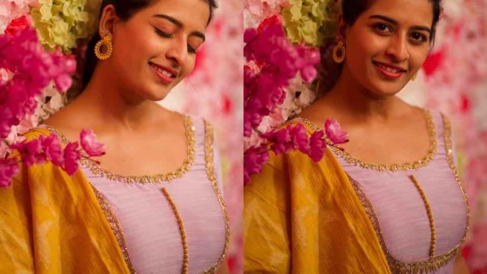 <p>ఇల్లు ఇల్లాలు పిల్లలు సీరియల్ ఫేమ్ అన్షు రెడ్డి మరోసారి సోషల్ మీడియాలో వైరల్ గా మారింది. లేటెస్ట్ క్యూట్ పిక్స్ ను ఆమె ఇన్ స్టాలో పోస్టు చేసింది. </p>(instagram-Thandra Anshu Reddy)