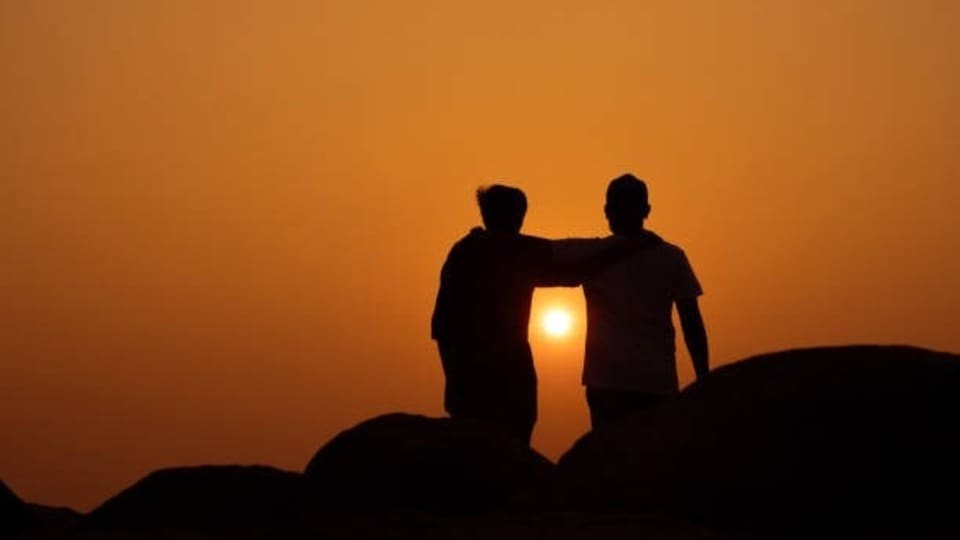 <p>మీరు ఒంటరిగా ఉన్నప్పుడు మీతో చాలా బాగా మాట్లాడే వ్యక్తులు, మీ వెనుక అవమానకరమైన మాటలు మాట్లాడవచ్చు. కానీ నలుగురు వ్యక్తులు గుమిగూడగానే, వారు మిమ్మల్ని సరదాగా అవమానించడం ప్రారంభిస్తారు. మీ ఆత్మవిశ్వాసాన్ని పూర్తిగా దెబ్బతీయగల కత్తిలాంటి పదునైన మాటలను వారు ఉపయోగిస్తారు. ఇతరుల ముందు మిమ్మల్ని కించపరచడానికి వారు ఏ అవకాశాన్నీ వదులుకోరు. నేటి కార్పొరేట్ జీవితంలో, అంటే కార్యాలయాల్లో, అటువంటి వ్యక్తులు సర్వసాధారణం. వారు తమ తీయని మాటలతో మిమ్మల్ని స్నేహితులుగా చేసుకుని, ఆపై మీ లోపాలను ఆసరాగా చేసుకుంటారు.</p>