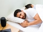 Andrew Huberman reveals the biological secret to deep sleep: an eye-movement trick. (Freepik)