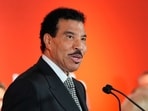 Lionel Richie was admitted to the hospital after experiencing difficulties on stage during his St. Louis concert. 