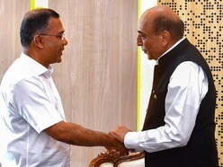 বাংলাদেশের প্রধানমন্ত্রী তারেক রহমানের সঙ্গে সাক্ষাতের সময় ঢাকায় নিযুক্ত ভারতীয় হাইকমিশনার দীনেশ ত্রিবেদী। (ফাইল ছবি, সৌজন্যে পিটিআই)