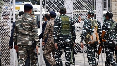বুধবার সকালেই কলকাতার শেক্সপিয়র সরণির একটি আবাসনে হানা দেন ইডি আধিকারিকরা। (প্রতীকী ছবি) বুধবার সকালেই কলকাতার শেক্সপিয়র সরণির একটি আবাসনে হানা দেন ইডি আধিকারিকরা। (প্রতীকী ছবি)