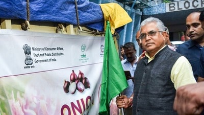 দিলীপ ঘোষের বক্তব্য, শুধু লাইসেন্সের সমস্যাই নয়। রেস্তরাঁয় কী ধরনের খাবার পরিবেশন করা হচ্ছে, তা নিয়েও নিয়মিত অভিযোগ আসে। (Shyamal Maitra) দিলীপ ঘোষের বক্তব্য, শুধু লাইসেন্সের সমস্যাই নয়। রেস্তরাঁয় কী ধরনের খাবার পরিবেশন করা হচ্ছে, তা নিয়েও নিয়মিত অভিযোগ আসে। (Shyamal Maitra)