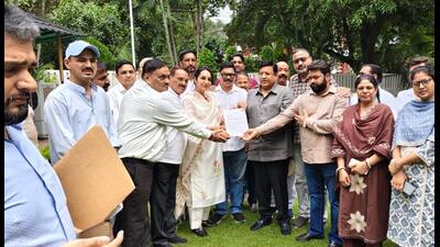 During the meeting, she strongly highlighted the critical issue of property rights affecting thousands of families in the cantonment area. (HT Photo)