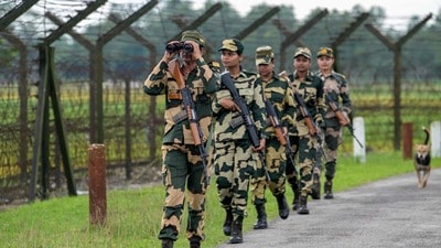 বেঙ্গালুরু থেকে ৩১ বাংলাদেশিকে মালদহে আনা হল, সীমান্ত দিয়ে পুশ ব্যাকের প্রস্তুতি (ছবিটি প্রতীকী, সৌজন্যে এএফপি) বেঙ্গালুরু থেকে ৩১ বাংলাদেশিকে মালদহে আনা হল, সীমান্ত দিয়ে পুশ ব্যাকের প্রস্তুতি (ছবিটি প্রতীকী, সৌজন্যে এএফপি)