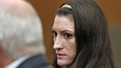 Lindsay Clancy looks to her lawyer Kevin Reddington, on the day the jury in her murder trial said to Judge Sullivan that they cannot reach a verdict, in Plymouth, Massachusetts, U.S., September 1, 2026. Greg Derr/Pool via REUTERS     TPX IMAGES OF THE DAY (via REUTERS)