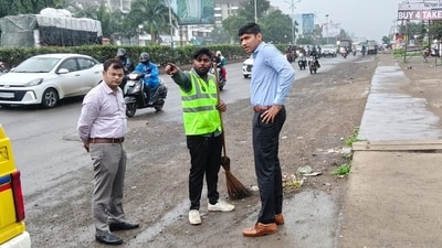 PMC additional commissioner Prajit Nair and deputy commissioner Santosh Warule inspect garbage lifting work. (HT Photo) PMC additional commissioner Prajit Nair and deputy commissioner Santosh Warule inspect garbage lifting work. (HT Photo)