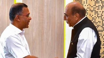 বাংলাদেশের প্রধানমন্ত্রী তারেক রহমানের সঙ্গে সাক্ষাতের সময় ঢাকায় নিযুক্ত ভারতীয় হাইকমিশনার দীনেশ ত্রিবেদী। (ফাইল ছবি, সৌজন্যে পিটিআই)