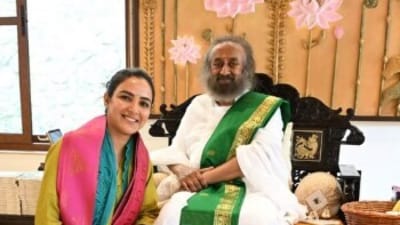 Jasmin Bhasin is all smiles in a pic with Sri Sri Ravi Shankar. Jasmin Bhasin is all smiles in a pic with Sri Sri Ravi Shankar.