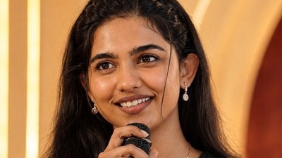 Mamitha Baiju: హాస్పిటల్ పాలైన హీరోయిన్.. వరుసగా మూడు బ్లాక్బస్టర్ హిట్స్.. ఇప్పుడు హై ఫీవర్ Mamitha Baiju: హాస్పిటల్ పాలైన హీరోయిన్.. వరుసగా మూడు బ్లాక్బస్టర్ హిట్స్.. ఇప్పుడు హై ఫీవర్