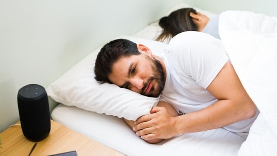 Andrew Huberman reveals the biological secret to deep sleep: an eye-movement trick. (Freepik)