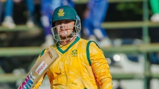 Lhuan-dre Pretorius takes South Africa to the tri-series final.